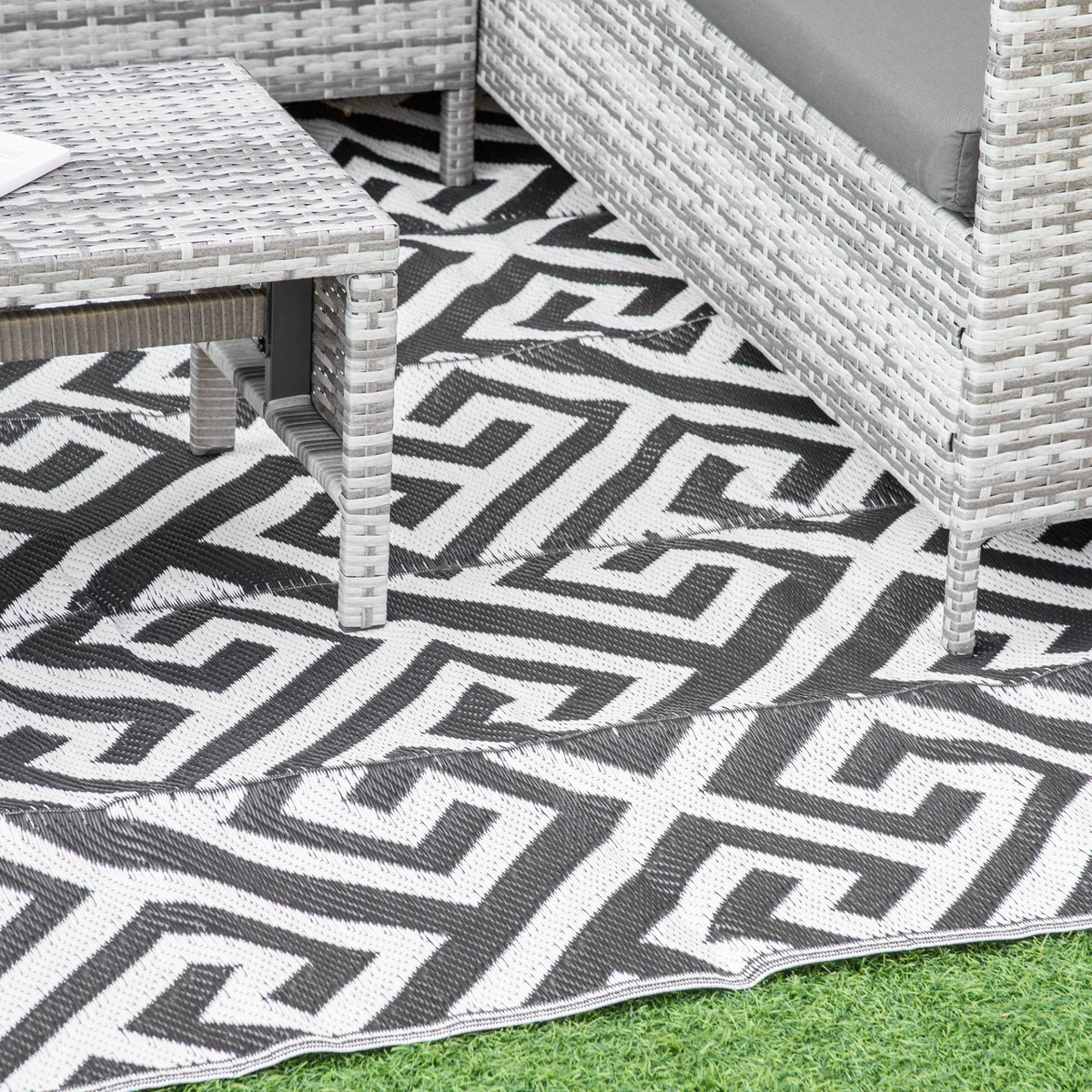 Outsunny 182 x 274 cm Outdoor Rug - Reversible Mat for Garden, Deck, Picnic - Portable and Durable - Black & White